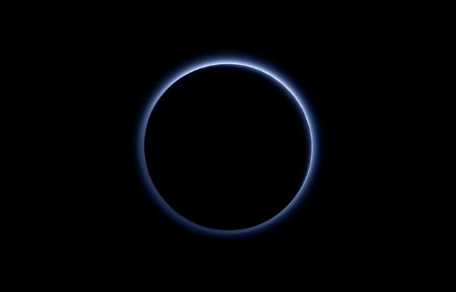 pluton-ciel-bleu-glace-nasa