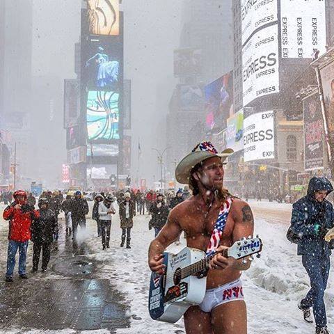 guitariste-sous-la-neige-ny.jpg